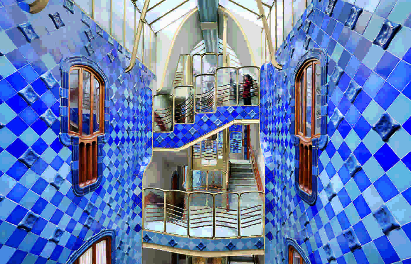 barcelona sehenswürdigkeiten gaudi Casa Batllo within the blue tiled stairwell