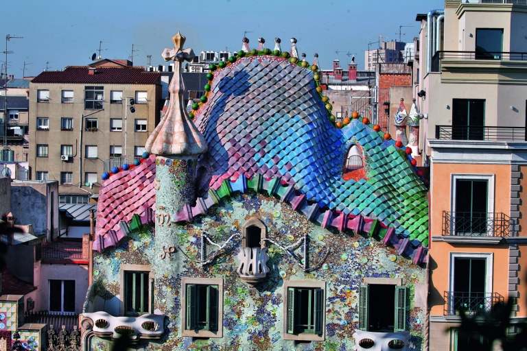 barcelona sehenswürdigkeiten liste casa batllo buntes dach Drachenhaus