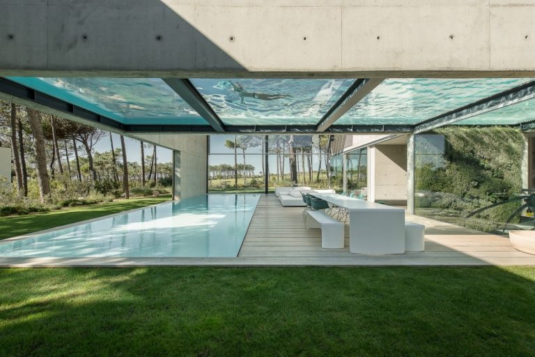 beeindruckendes minimalistisches design mit swimmingpool an der decke vom betonhaus bauen