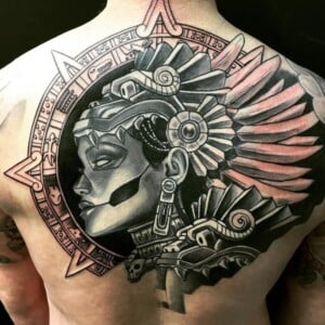 beeindruckendes rücken tattoo mit maya symbolen einer frau tätowierung motive