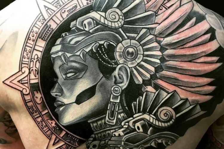 beeindruckendes rücken tattoo mit maya symbolen einer frau tätowierung motive