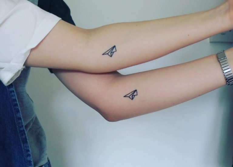 beste freundinnen freundschaftstattoos unterarm papierflieger tattoo