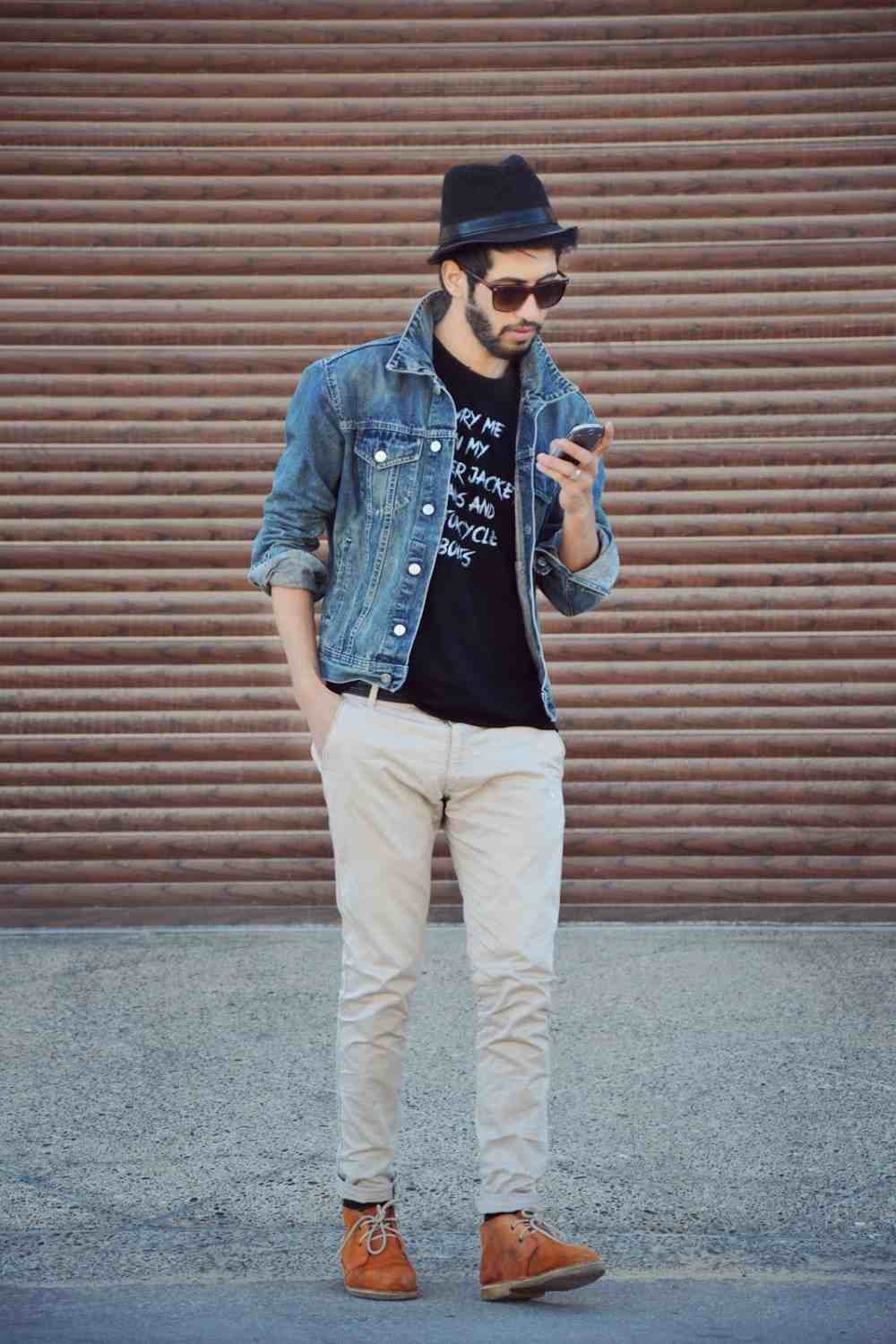 chino hose and boots in combination with a black t-shirt and hut as an accessory for men's fashion