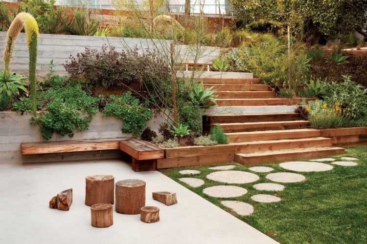 design für garten mit hangbefestigung holz und beton verwenden