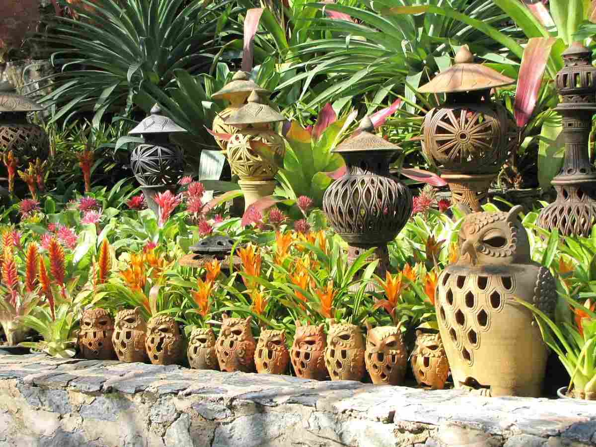 eulen figuren aus keramik für gartengestaltung mit pflanzen kombinieren