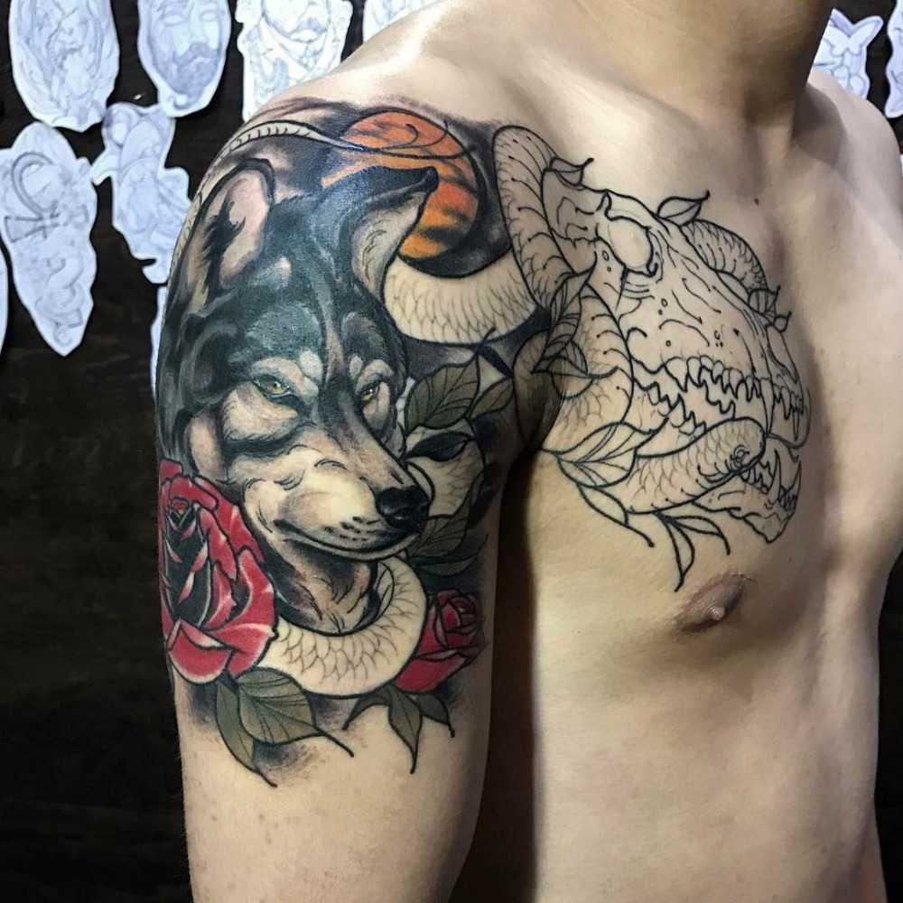 farbiges wolfkopf tattoo schulter mann mit mond und rosen