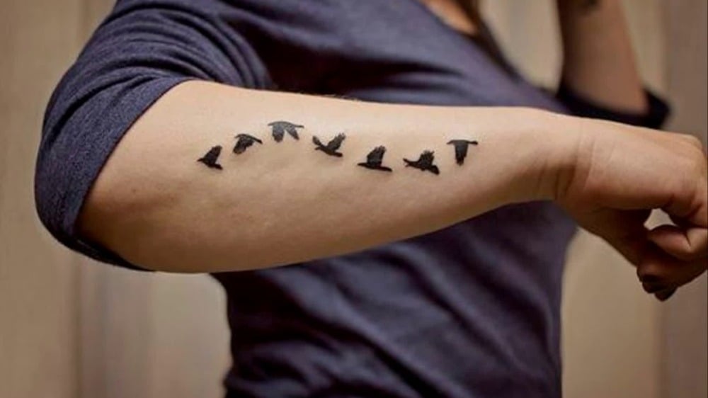 fliegende vögel darstellung als kleine tattoos männer für dezenten look