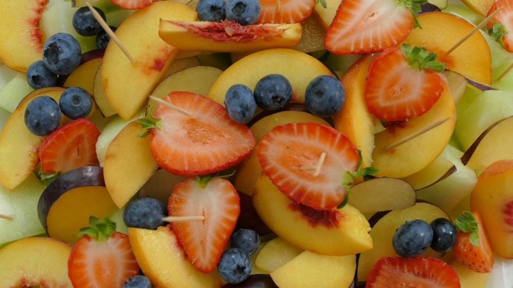 fruchtsalat obstspieße oder fruchtspieße als kinder fingerfood mit zahnstochern machen