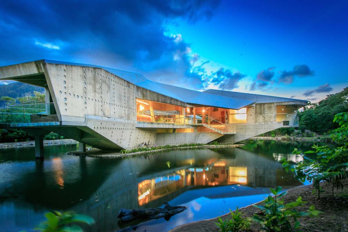 futuristisches design für architektur mit betonhaus bauen im see mitten im wald