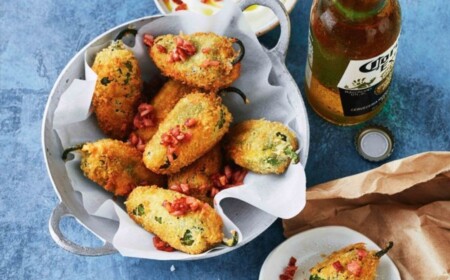 ganze jalapeno poppers in panade mit bier und dip kombinieren als leckere party snacks