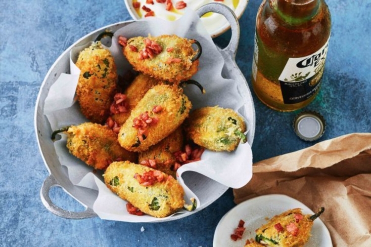 ganze jalapeno poppers in panade mit bier und dip kombinieren als leckere party snacks