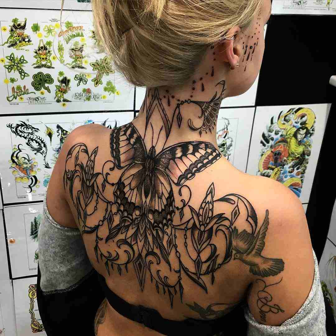 ganzer Rücken-Tattoo für Frauen Ideen Gesichtstattoo schmerzen Blonde Haare