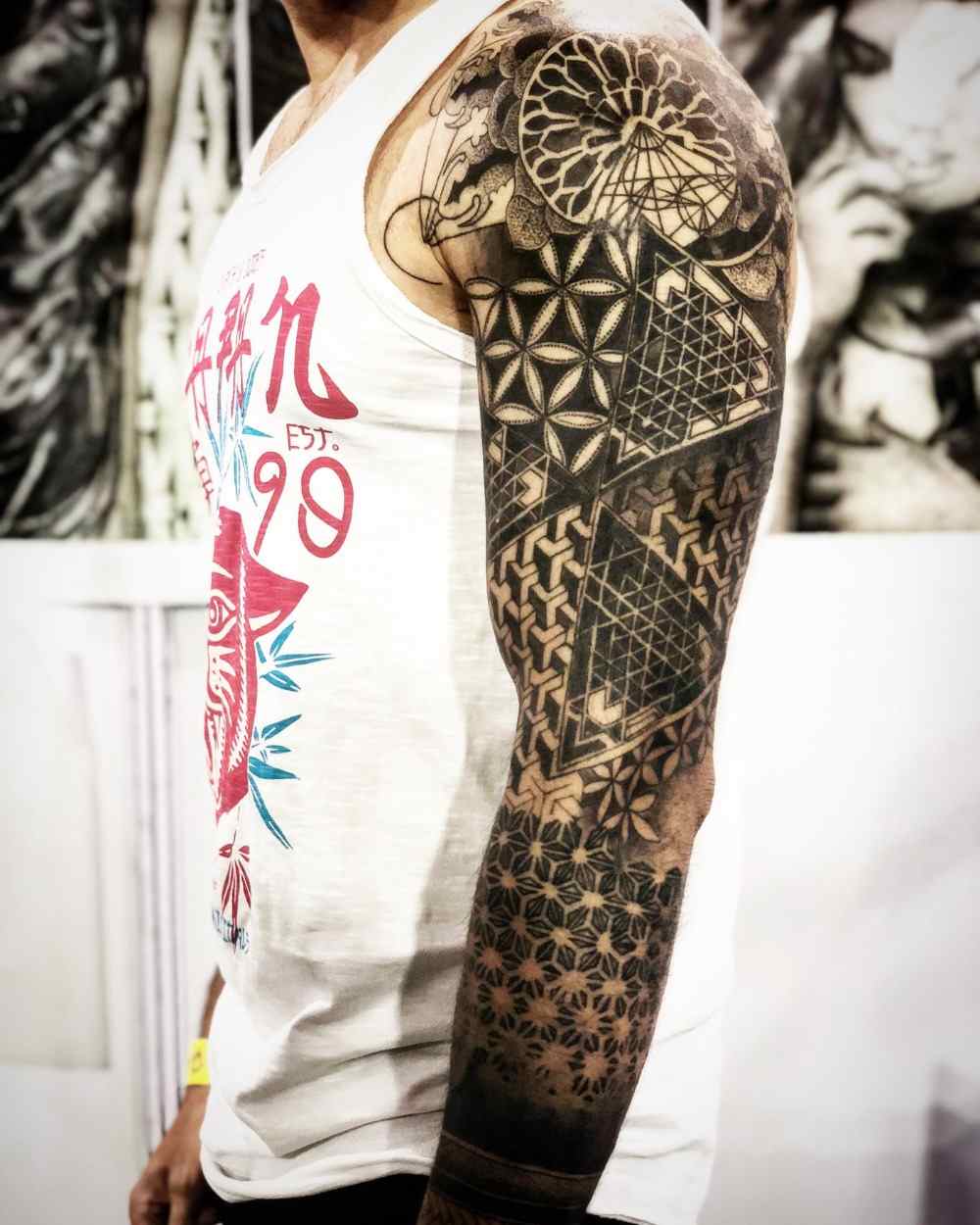 ganzer tattoo ärmel mann mit geometrischen figuren und kleine details in schwarz