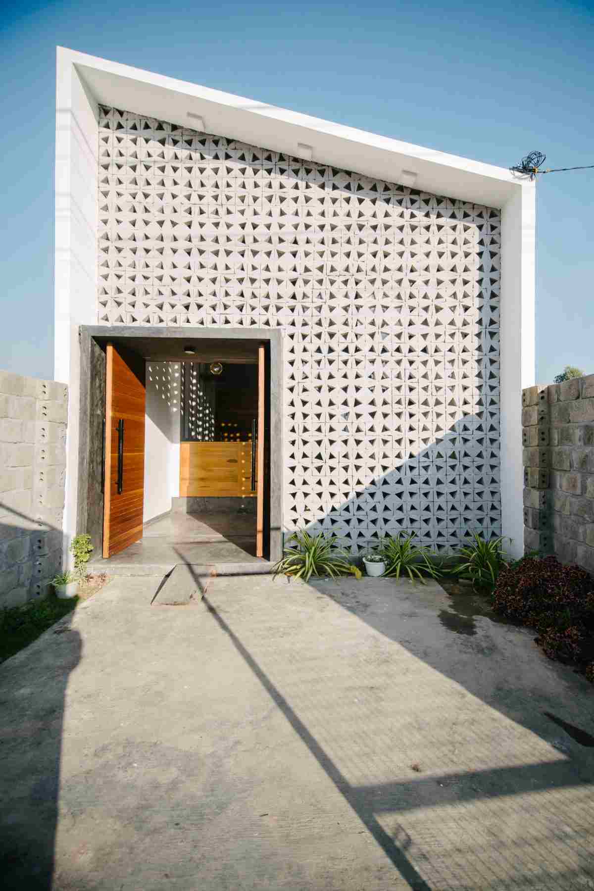 house contum with facade made of light-permeable concrete blocks and courtyard, anyway