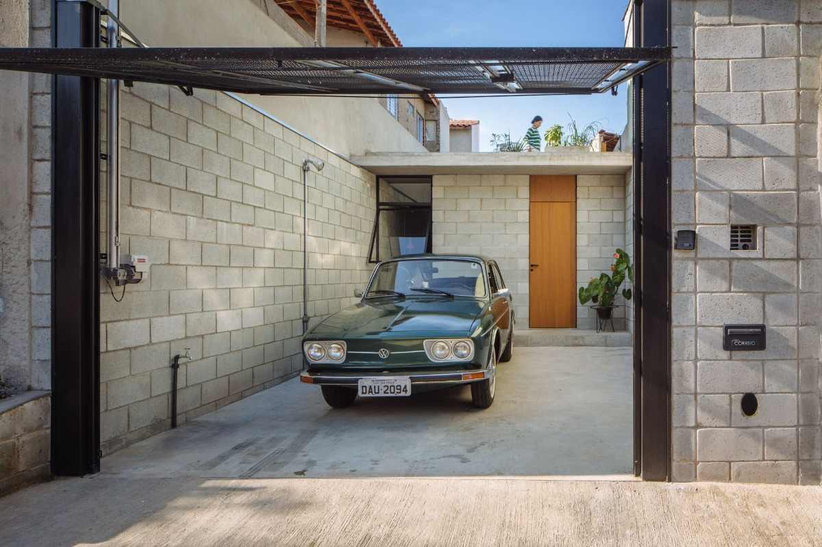 courtyard of a house made of concrete blocks with a single retro car