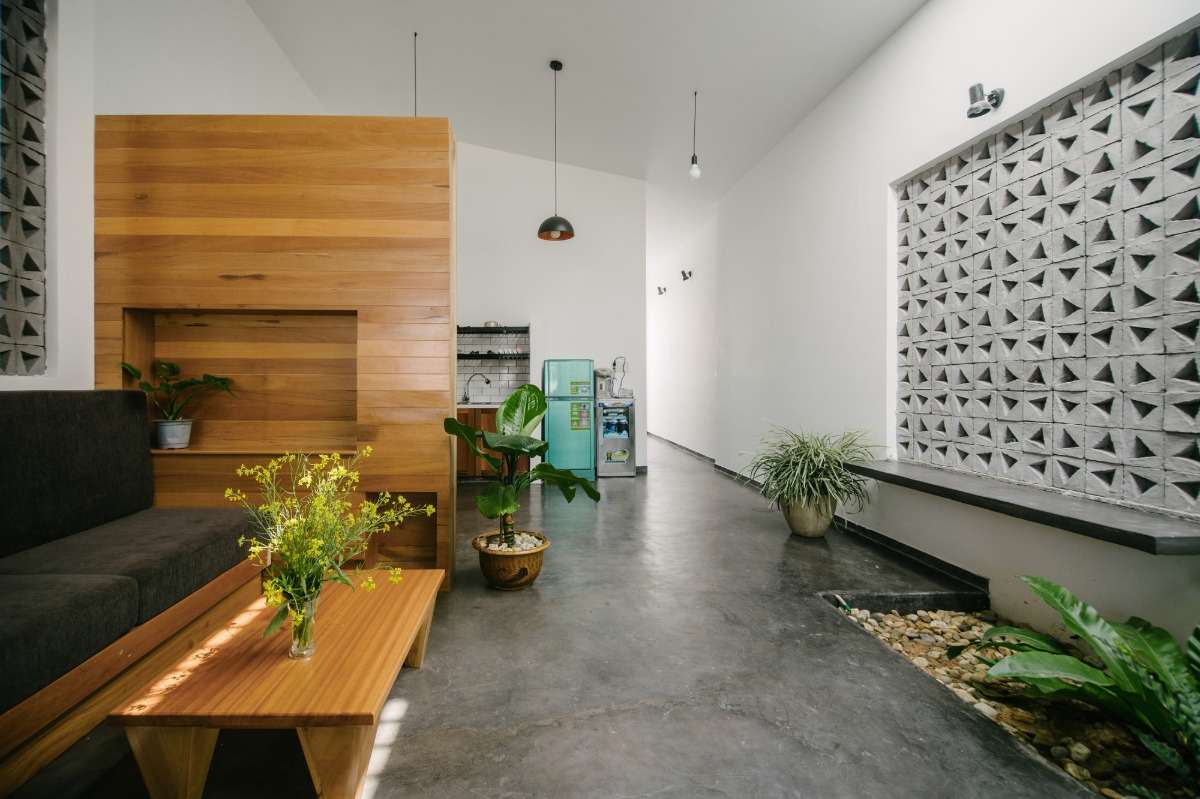 inspirierendes design für innenraum mit betonboden einbauküche und trennwand aus holz