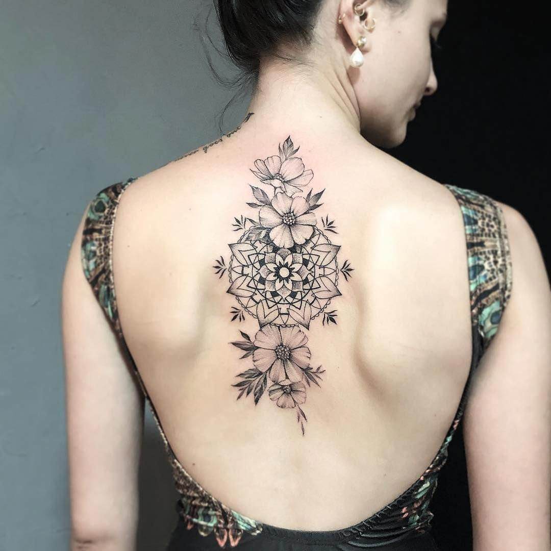 kleine Rücken-Tattoo für Frauen Ideen Tattoomotive Tattootrends Kleid rückenfrei sommer modetrends