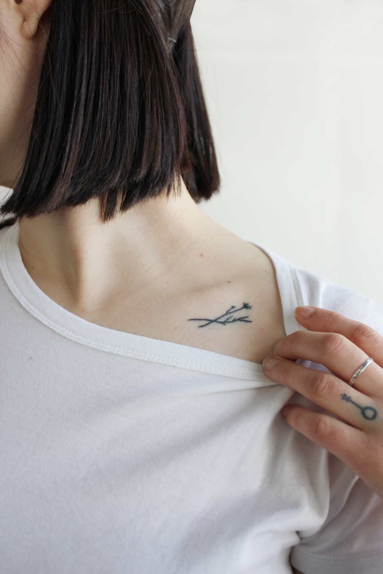 kleine Tattoodesign Ideen für Frauen Tattoopflege im Sommer