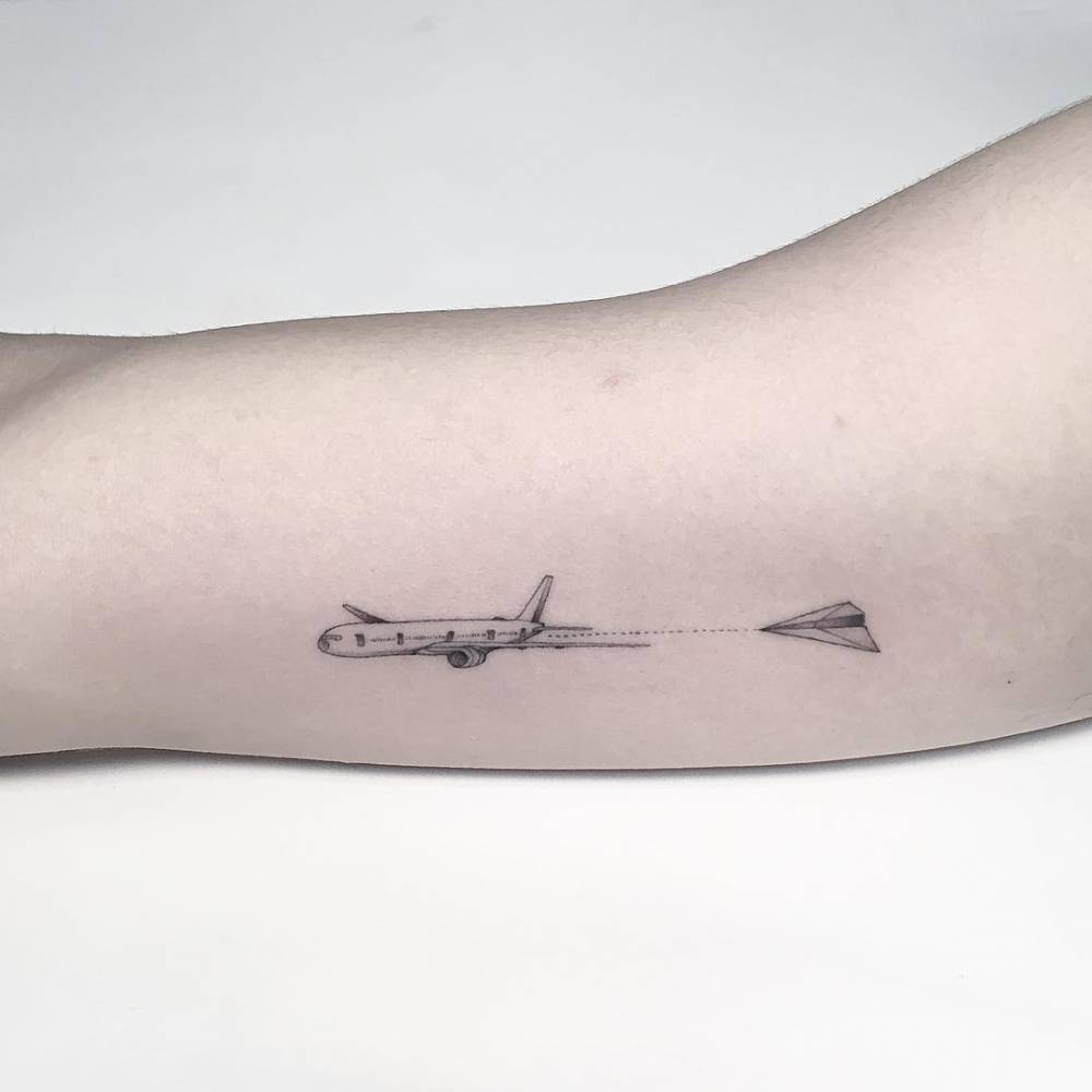 kleines Flugzeug Tattoo