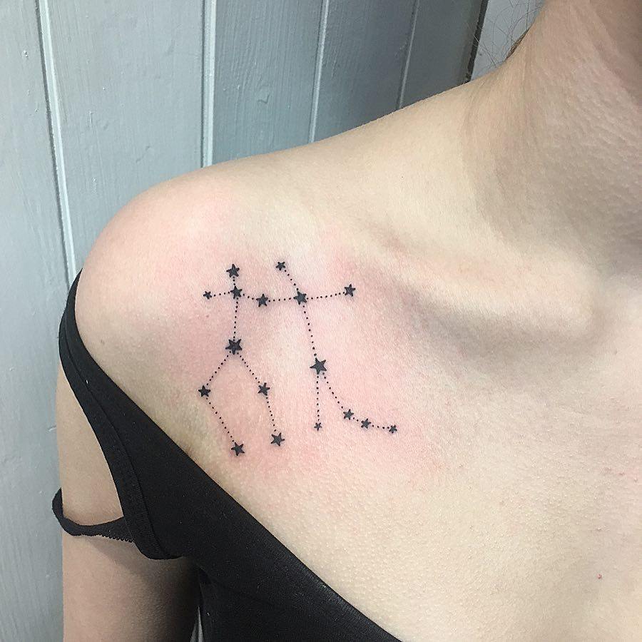 kleine Tattoos für Frauen Tattoodesign Sternzeichen Zwillinge