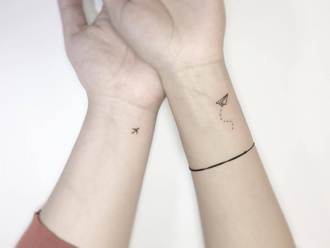 kleine tattoos handgelenk papierflieger flugzeug frauen bedeutung
