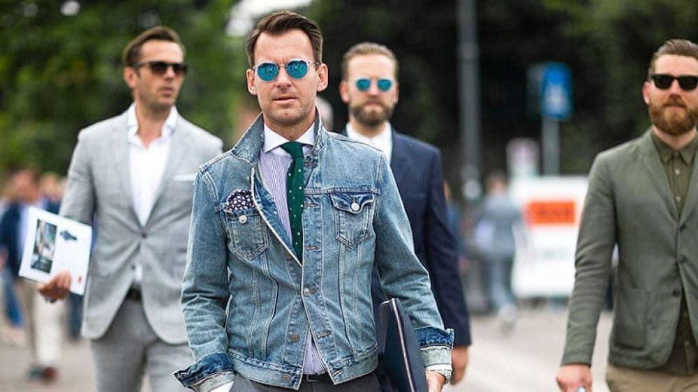 kurz geschnittene jacke aus jeansstoff mit hemd und krawatte für modebewusste herren
