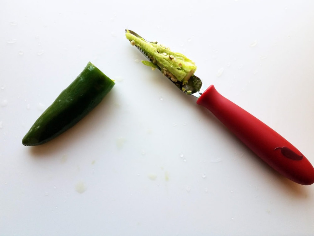 küchenmesser als instrumen für entfernen der samen aus jalapeno