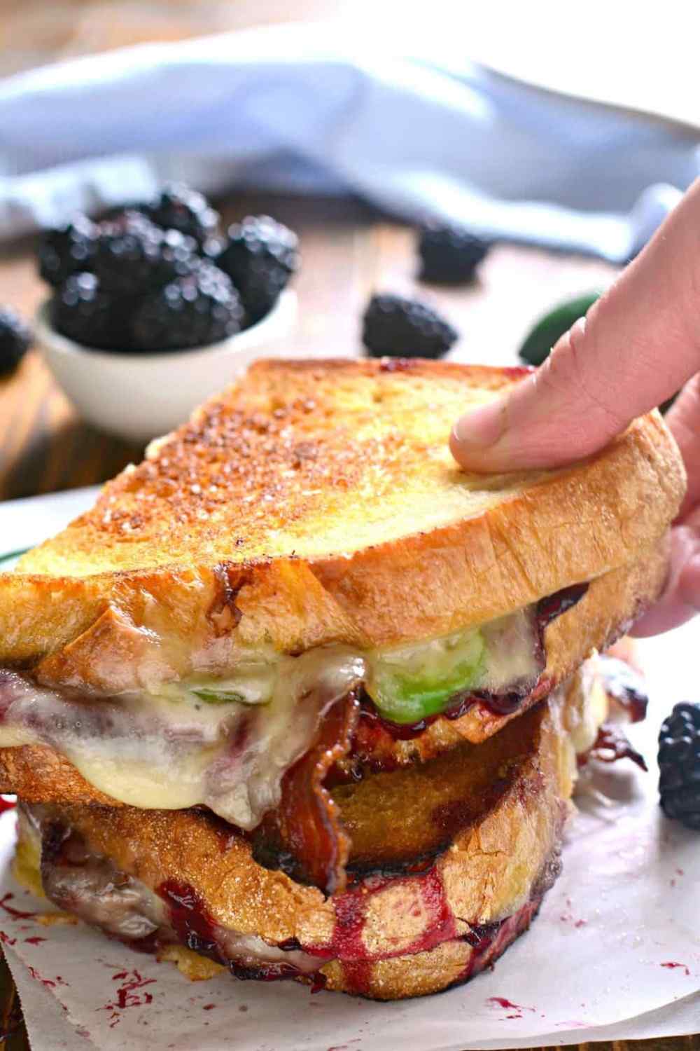 lecker aussehendes doppeltes sandwich mit geschmolzenem käse und speck