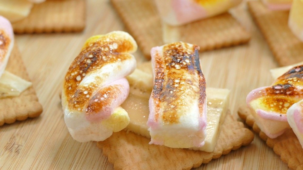 marshmallow kekse mit banane für kinderparty fingerfood mit küchenbrenner karamelisiert