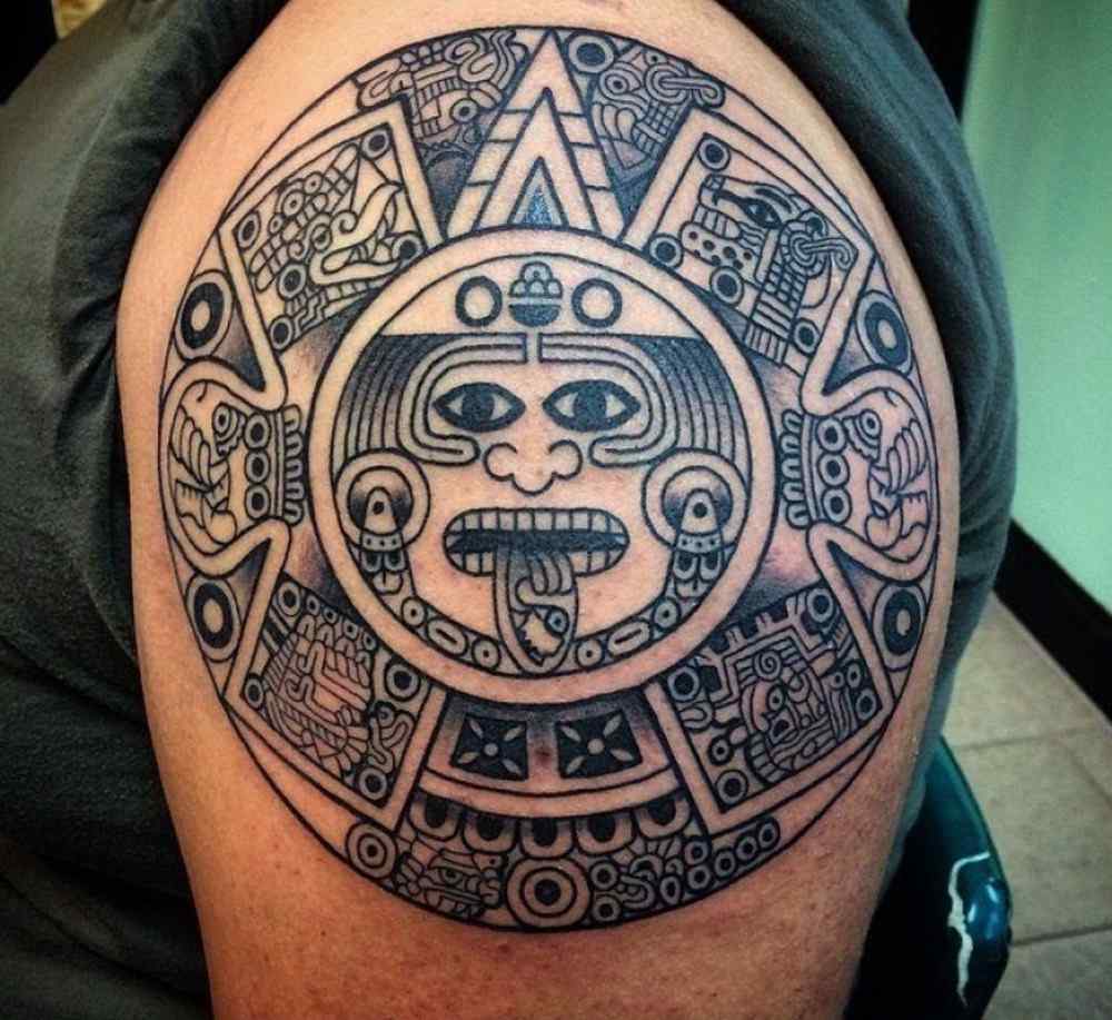 maya kalender tattoo design mit gott und tierkreis horoskop schulter männer