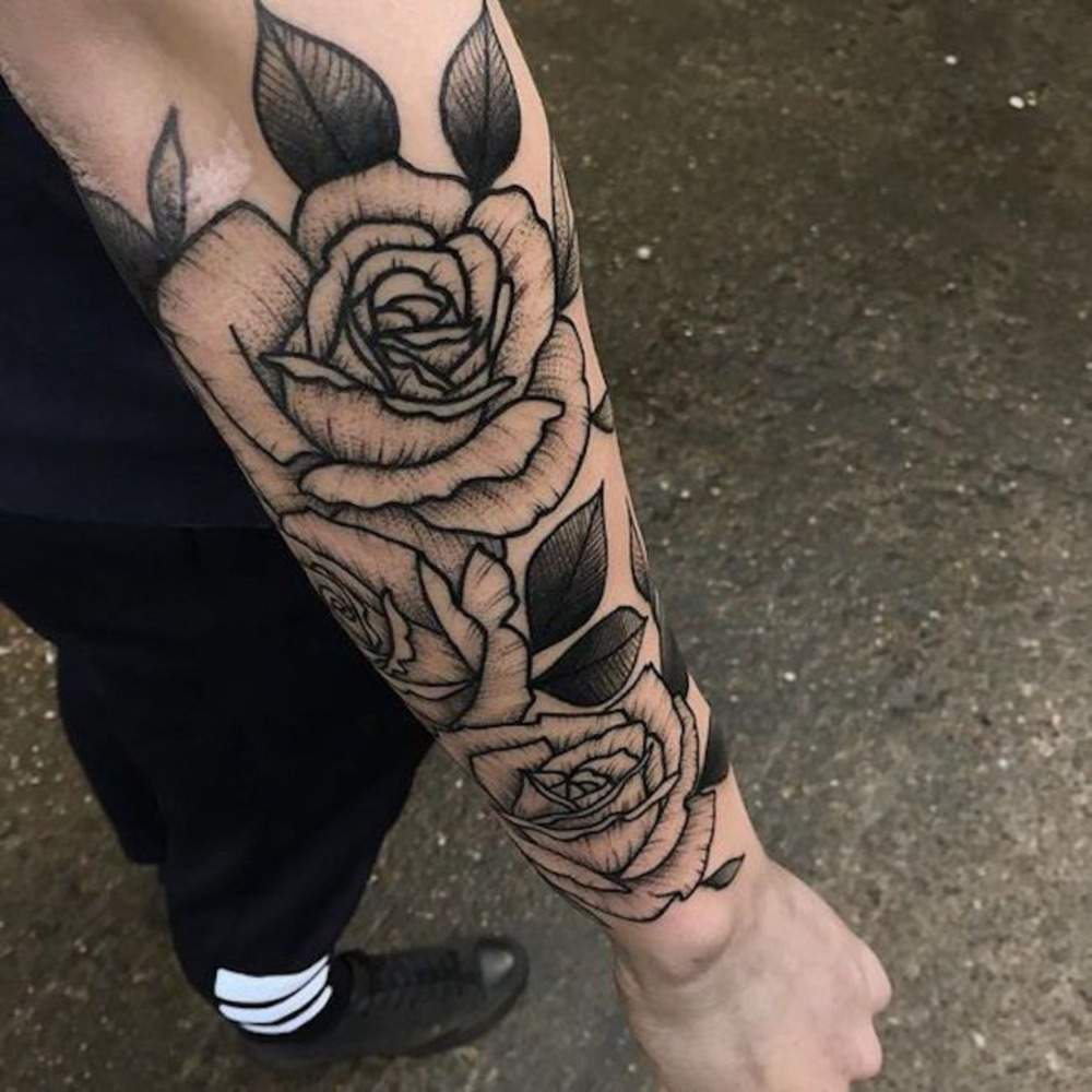männliche zarte tattoo motive mit rose am arm