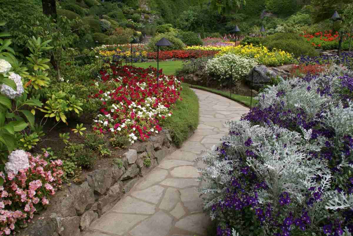 with little money favorable to the garden, beautifully designed with garden path