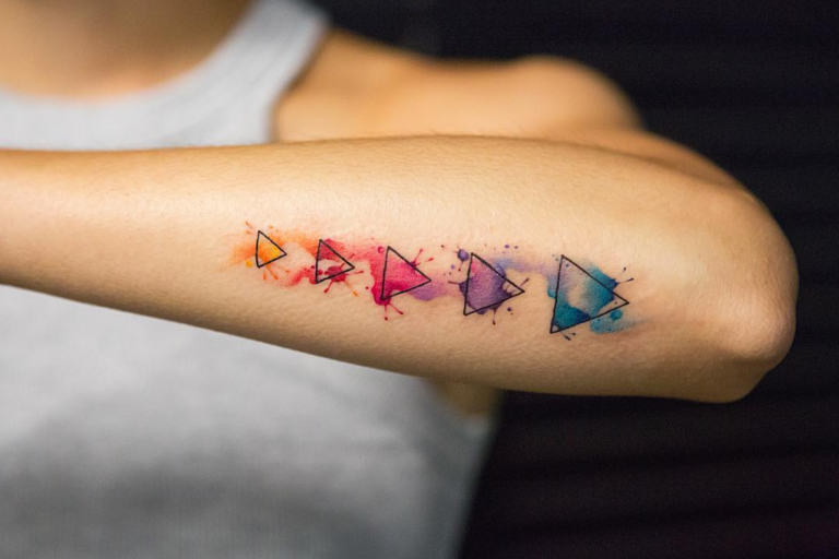 papierflieger tattoo watercolor unterarm