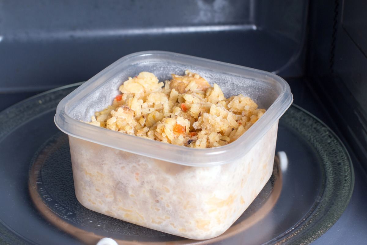 heat-resistant plastic container in the microwave and cause microplastics in it