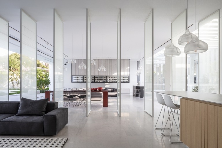 puristische Einrichtung Glas Trennwand Sofa Anthrazit Grau Holzküche Sichtbeton Boden