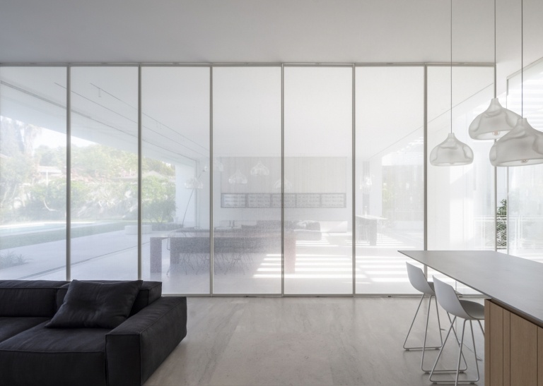 puristische Einrichtung Wohnzimmer Küche Trennwand modern