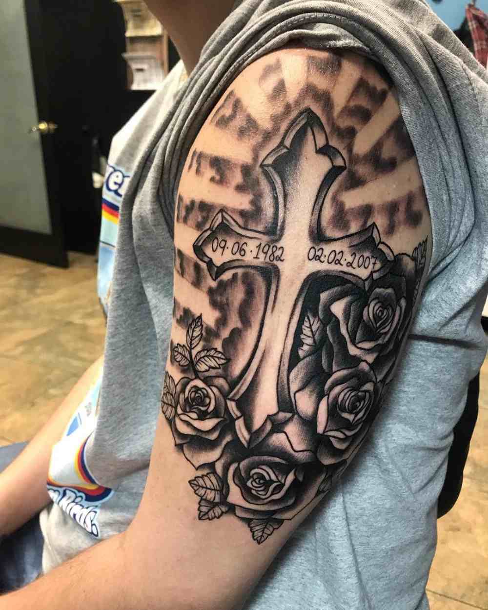 Mann tattoo oberarm Oberarm Tattoo