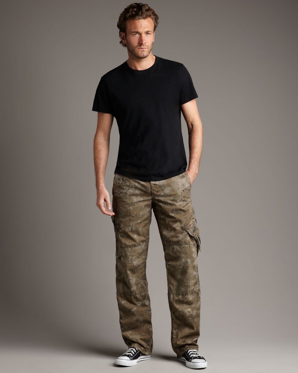 retro cargo hose mit schwarzem t-shirt und sneakers kombinieren für 80er jahre outfit herren