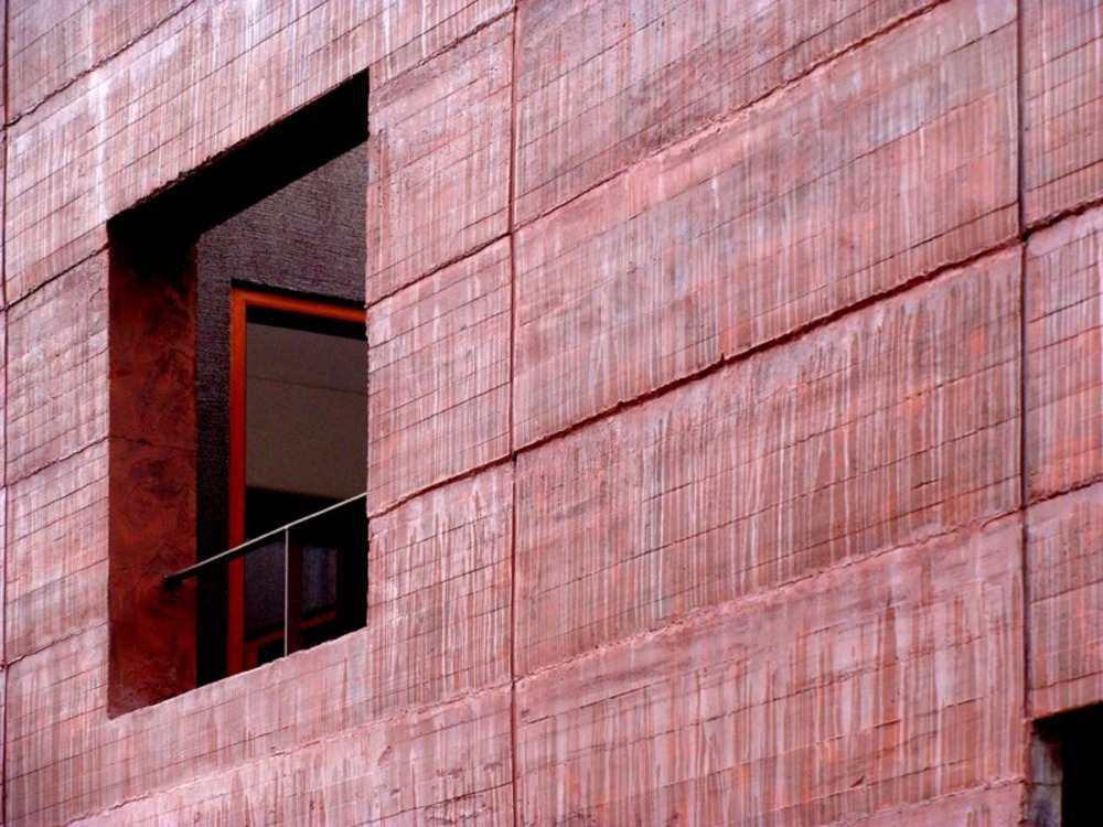 schichten von roten betonwand gebaut für ein vorstadthaus