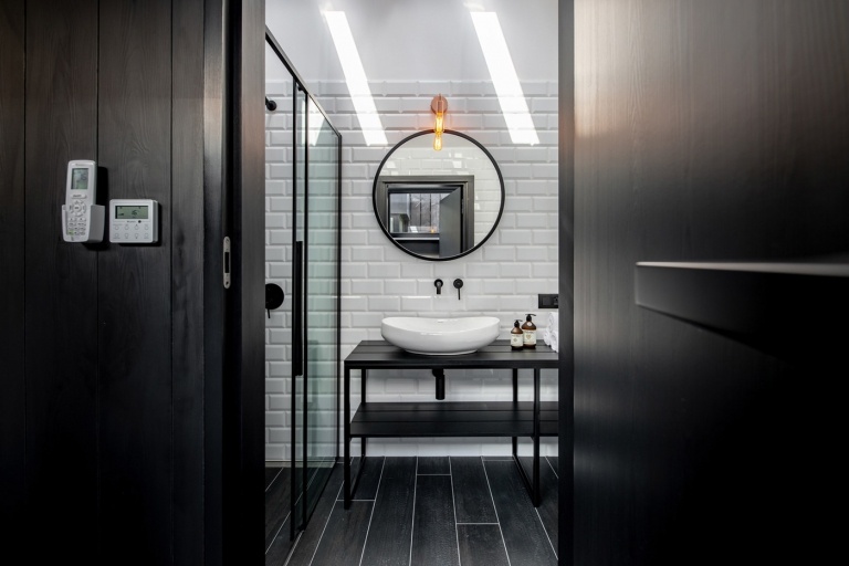 schwarz weißes Badezimmer gestalten Ideen puristisch Rundspiegel Waschtisch