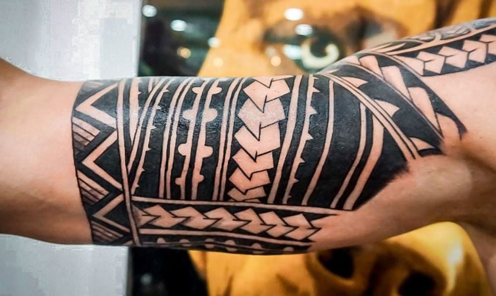 schwarzes tribal tattoo stammes tattoos am bizeps eines mannes