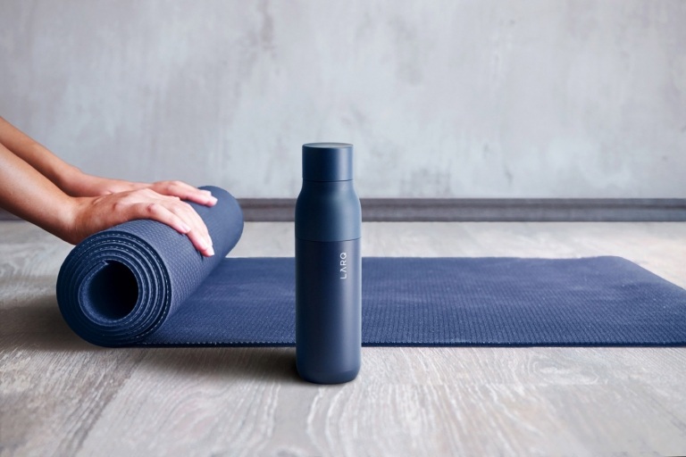 Trinkflasche Yoga Übungen Sport treiben sauber Wasser trinken