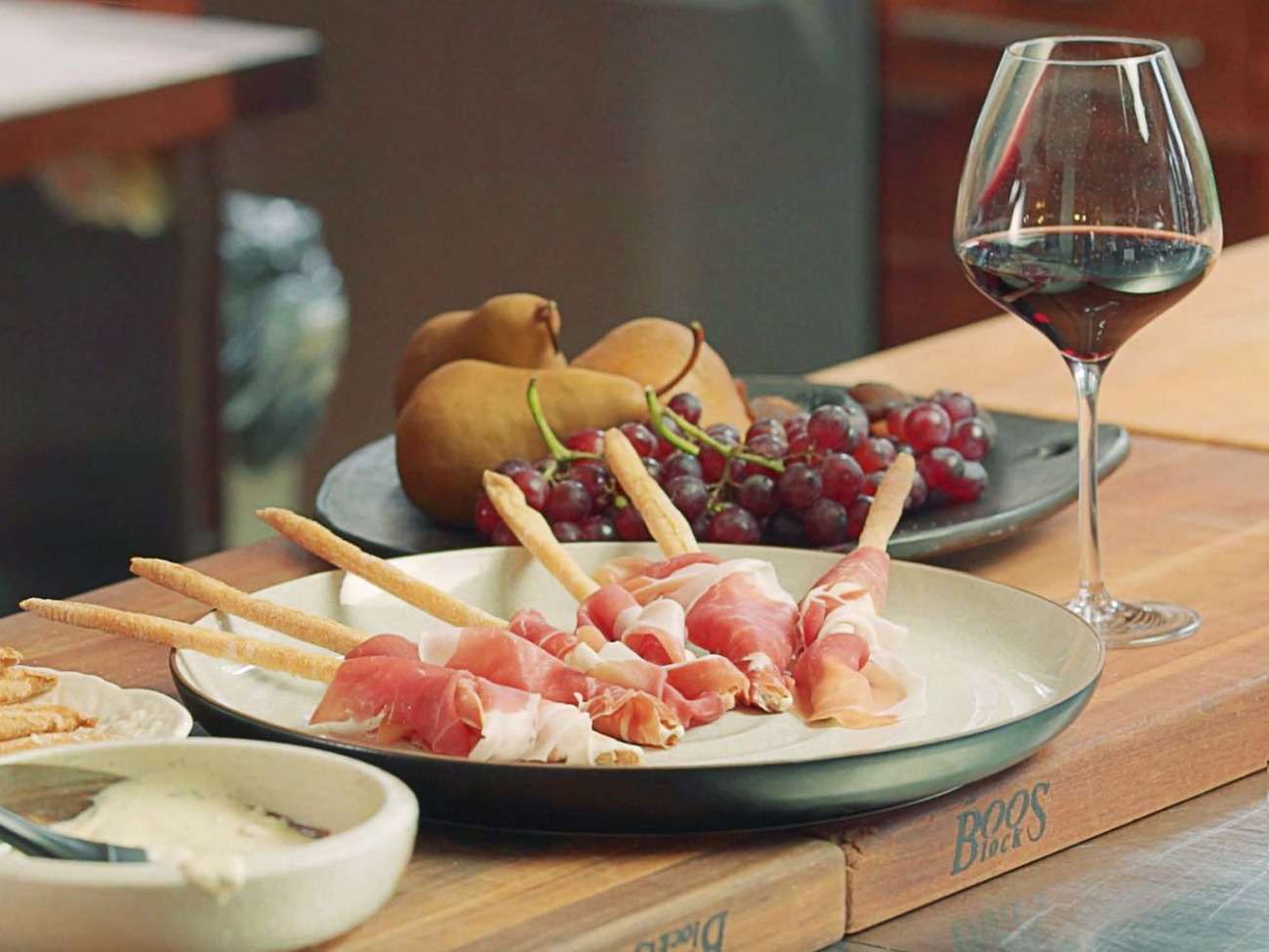 Combine ham and ham with grape and red wine as a finger food