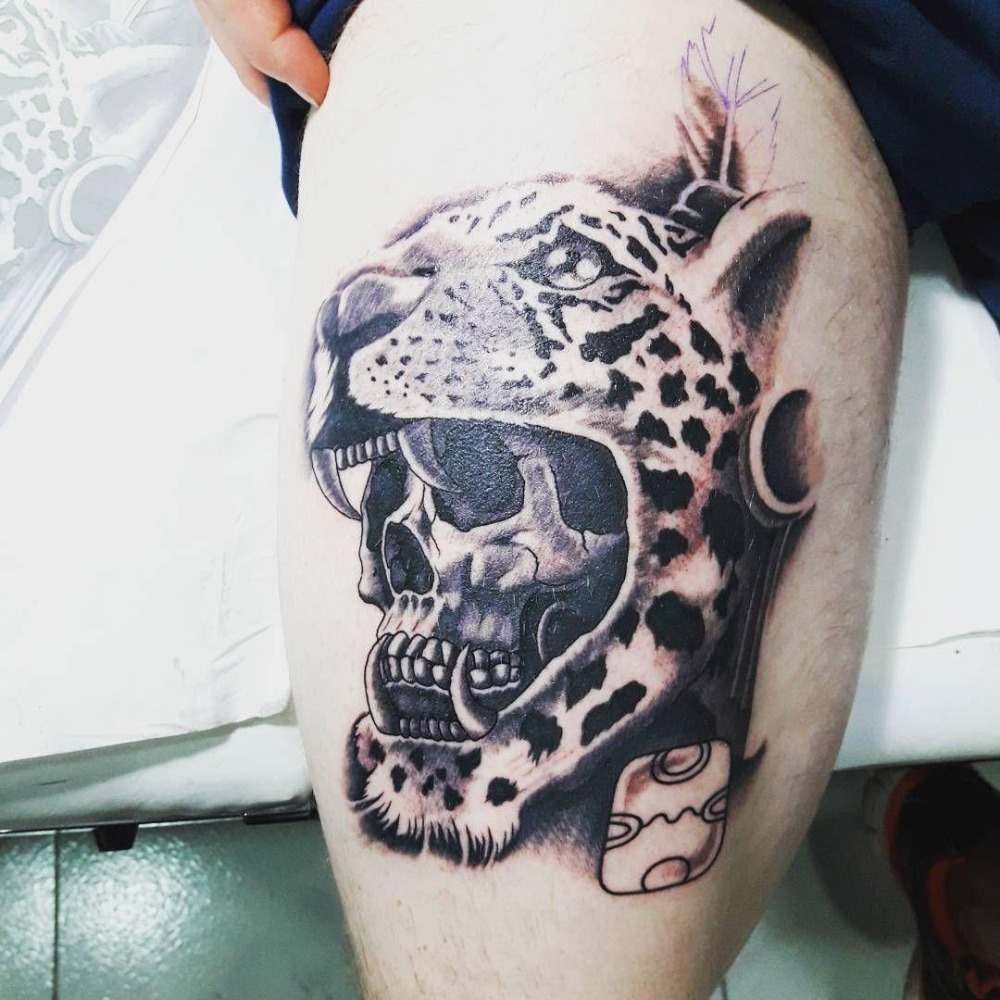 symbolisches jaguar tattoo mit totenkopf kombiniert