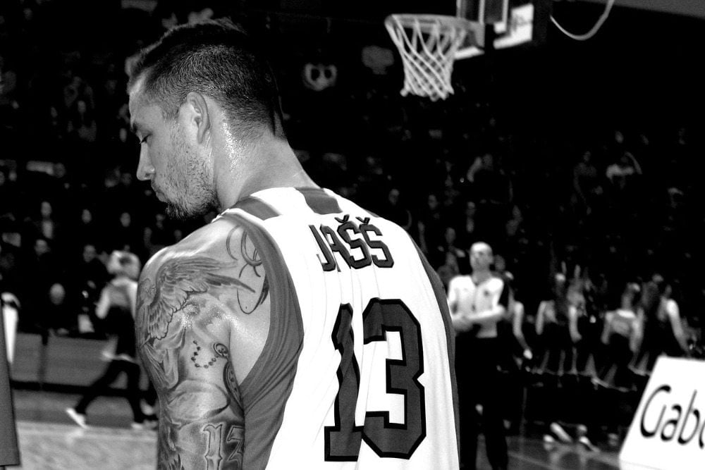 tätowierter basketballspieler flügel tattoo schulter arm mann
