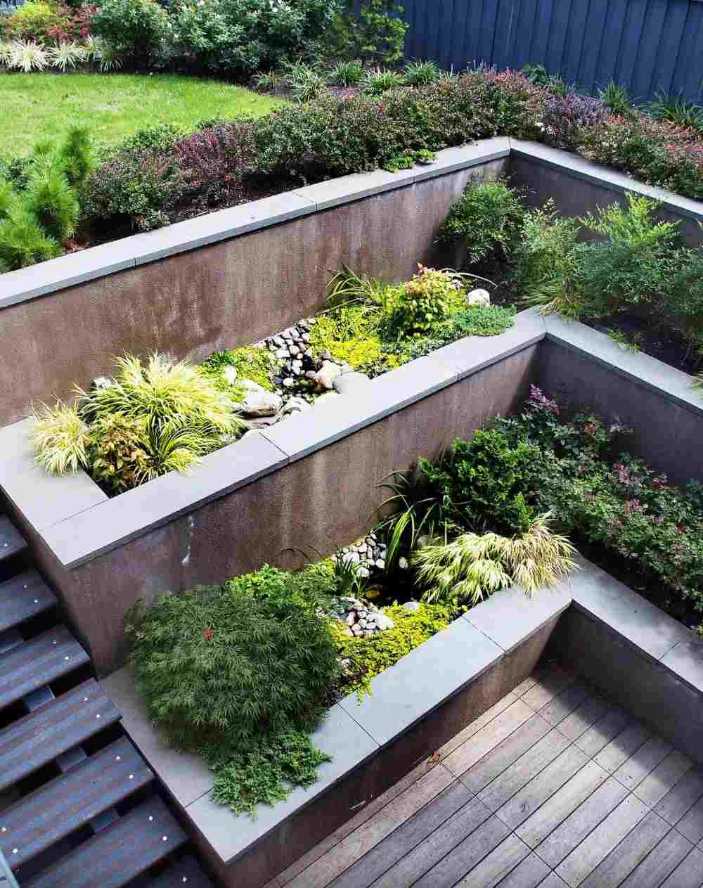 terrassieren garten hangbefestigung holz und beton pflanzen palisaden holz