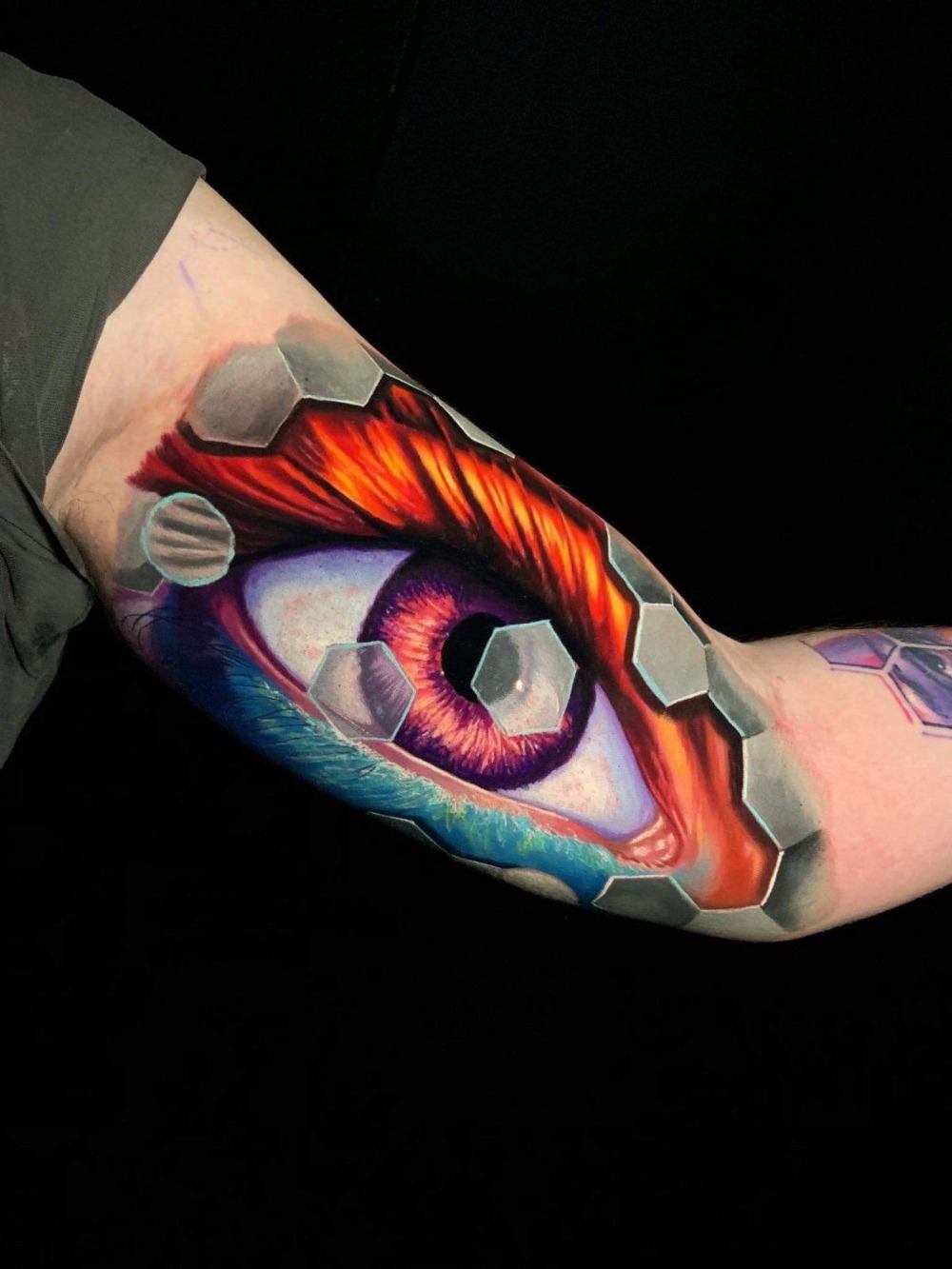 tinte und tintenfarbe am bizeps tattoo symbol mit auge