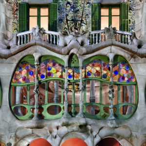 top sehenswürdigkeiten barcelona Casa Batllo Fassade mit Buntglasfenstern