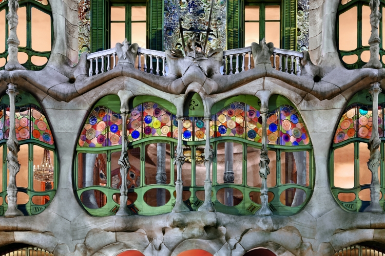 top sehenswürdigkeiten barcelona Casa Batllo Fassade mit Buntglasfenstern