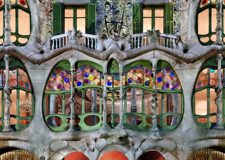 top sehenswürdigkeiten barcelona Casa Batllo Fassade mit Buntglasfenstern